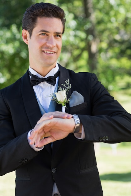 Époux attendant dans le jardin