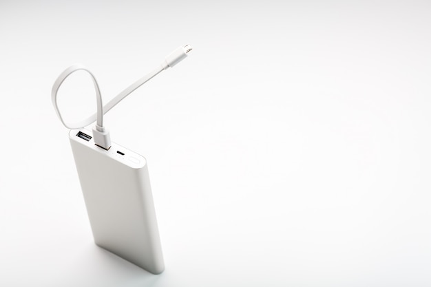 Power Bank pour charger votre smartphone sur fond blanc. Batterie externe universelle pour l'espace libre des gadgets et une composition minimaliste.