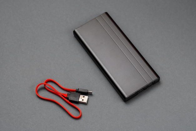 Powerbank charge smartphone isolé sur fond noir