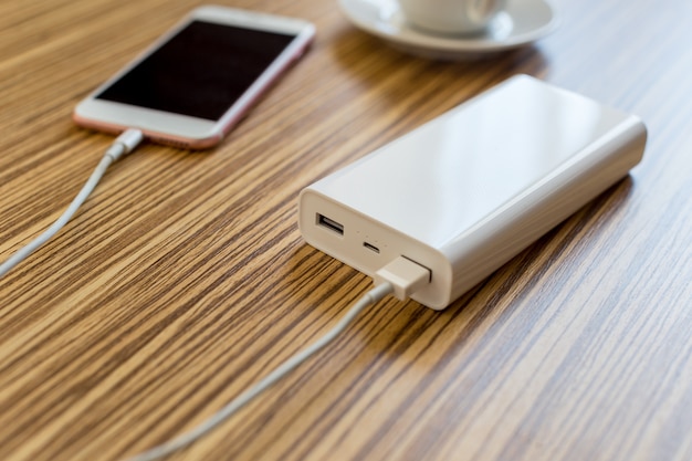 Powerbank chargeant un smartphone