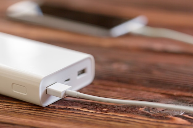 Powerbank et téléphone portable sur table en bois
