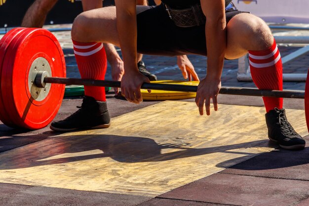 Powerlifter se préparant au soulevé de terre d'haltères pendant la compétition de dynamophilie