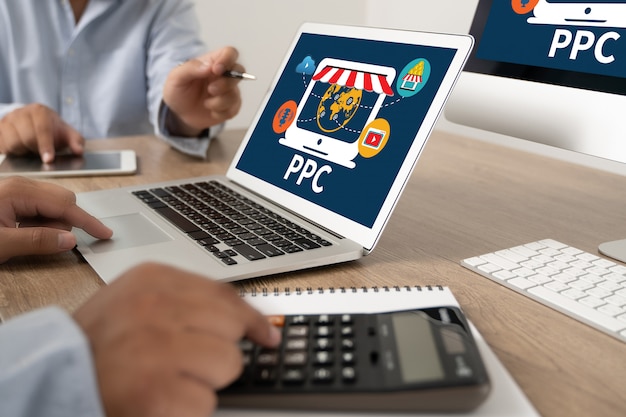 PPC - Pay Per Click concept Concept de travail d'homme d'affaires