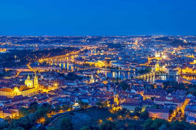 Prague au crépuscule heure bleue, vue des ponts sur la vltava avec mala strana, château de prague