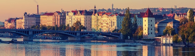 Prague au lever du soleil