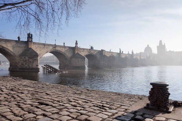 Prague au printemps, le pont Charles sur un matin brumeux