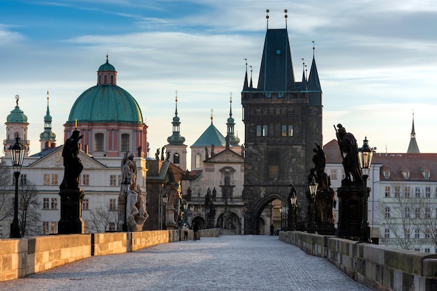 Prague le matin, pont Charles sur fond de ciel bleu, paysage urbain