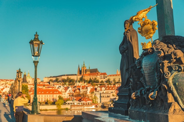 PRAGUE RÉPUBLIQUE TCHÈQUE 22 septembre 2018 touristes marchant par le pont charles le matin