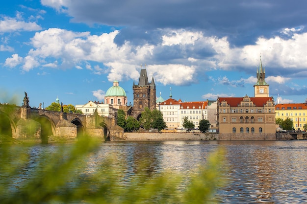 Prague République tchèque Pont Charles sur la rivière Vltava sur laquelle navigue le navire