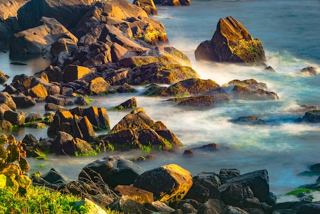 Praia da Armacao Santa Catarina Brésil célèbre pour ses parois rocheuses