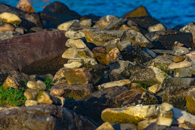 Praia da Armacao Santa Catarina Brésil célèbre pour ses parois rocheuses