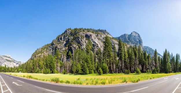 Prairie et arbres entourés de montagnes rocheuses