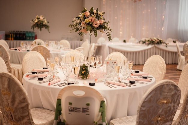 Prairie décorée pour la cérémonie de mariage Banquet de mariage Les chaises et la table ronde pour les invités servies avec des fleurs de coutellerie