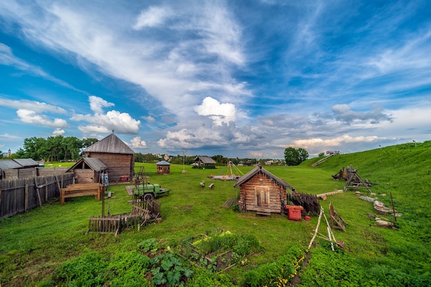 Photo prairie à l'intérieur du kremlin de torzhok dans la vieille ville de torzhoc près de tver, en russie