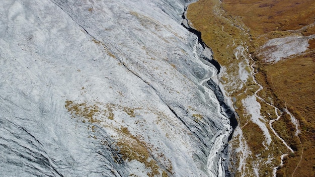 Prairies de montagne pittoresques vue sur la gorge de la vallée de Yarloo et de la photographie de stock aérien de lit de rivière asséché Montagnes de l'Altaï