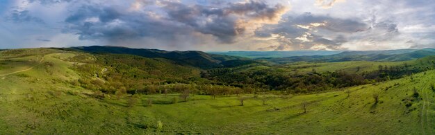 Prairies avec une plante dans une vallée avec des champs sur fond de ciel diurne en Bulgarie