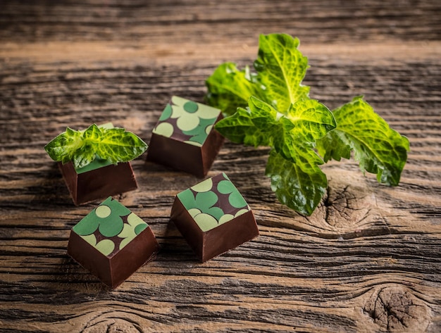 Pralines au chocolat à la menthe sur fond de bois