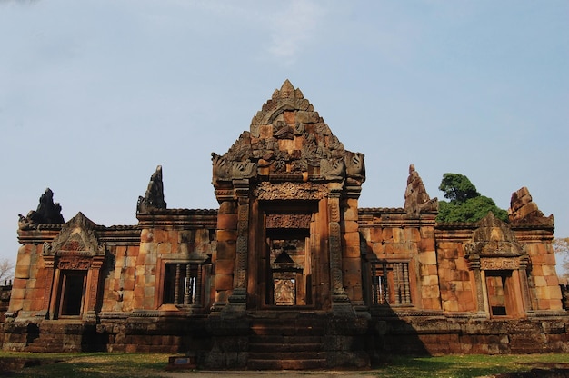 Prasat Muang Tam Stone Sanctuary bâtiment style temple hindou khmer à Muangtam Parc historique pour les thaïlandais et les voyageurs étrangers voyage visite respect prière à Prakhon Chai à Buriram Thaïlande