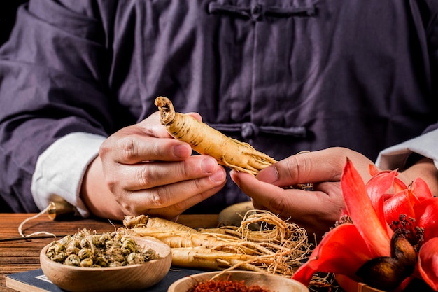 Un praticien de la médecine chinoise sélectionne la médecine traditionnelle chinoise au ginseng