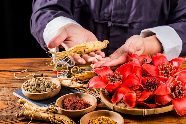 Un praticien de la médecine chinoise sélectionne la médecine traditionnelle chinoise au ginseng