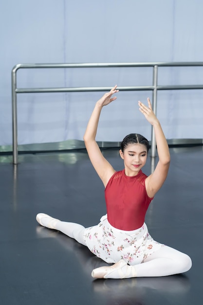 Pratique de la danse ballerine fille dans la chambre concept de danse ballet enfant