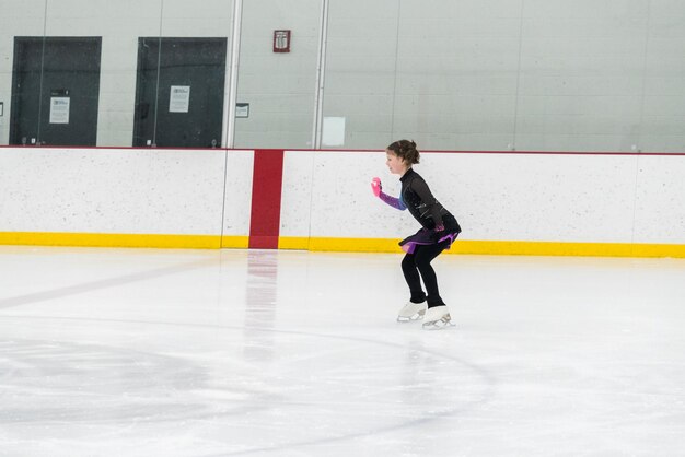 Pratique du patinage artistique sur une patinoire couverte