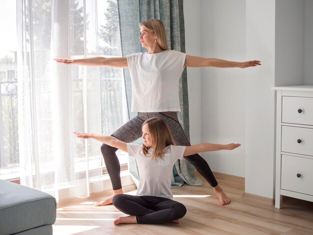 Pratique du yoga fille et maman