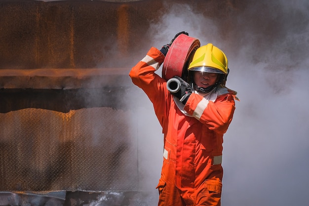 Pratique d&#39;équipe pour combattre le feu en situation d&#39;urgence