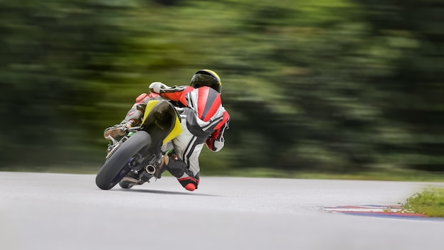 Photo la pratique de la moto se penchant dans un virage rapide sur piste