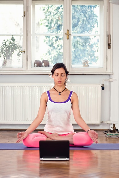 Photo pratiquer le yoga à la maison