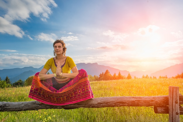 Pratiques spirituelles d'une jeune fille assise sur une clôture