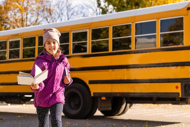 Pré adolescente monter dans le bus scolaire.