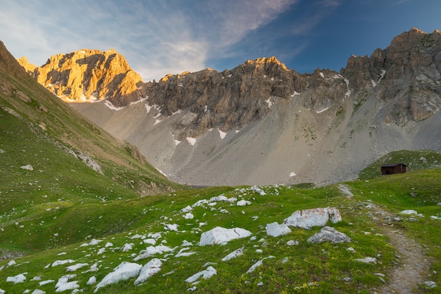 Pré alpin et pâturages, chaîne de montagnes à haute altitude au coucher du soleil