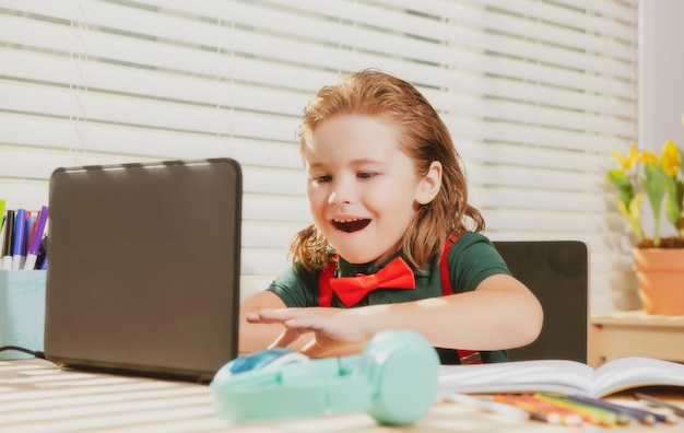 Préadolescent écolier faisant ses devoirs avec un ordinateur portable à la maison concept d'éducation en ligne élève de l'école à la maison