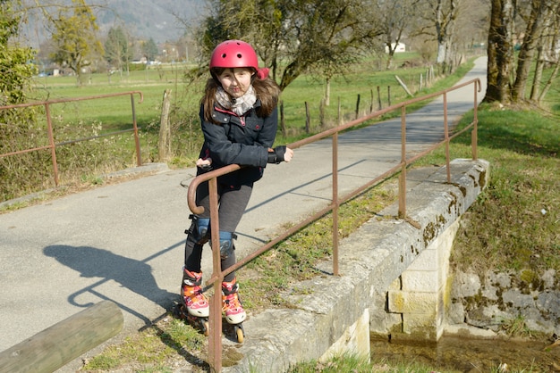 Préadolescent en roller