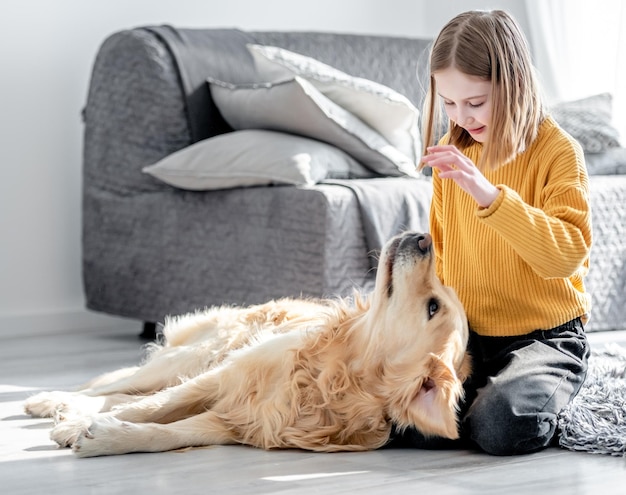 Préadolescente avec chien golden retriever