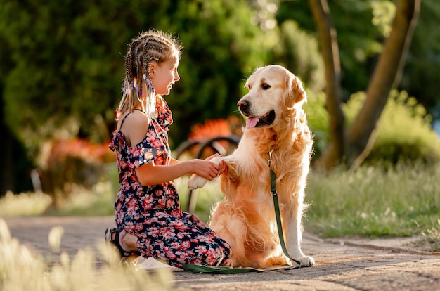 Préadolescente avec chien golden retriever