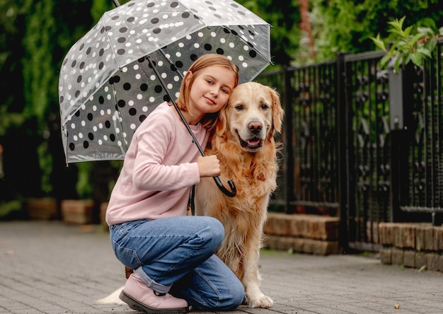 Préadolescente avec chien golden retriever