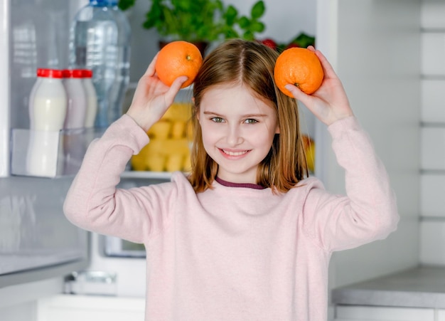 Préadolescente à la cuisine