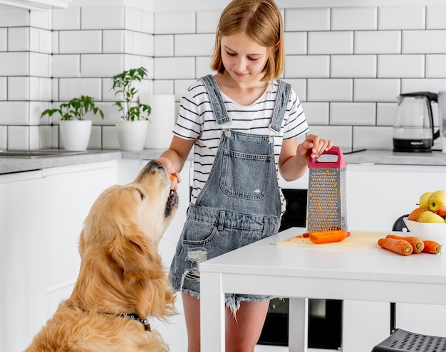 Préadolescente à la cuisine