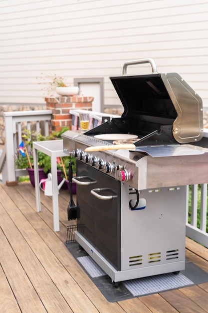 Préchauffer des pierres à pizza sur un gril à gaz extérieur.