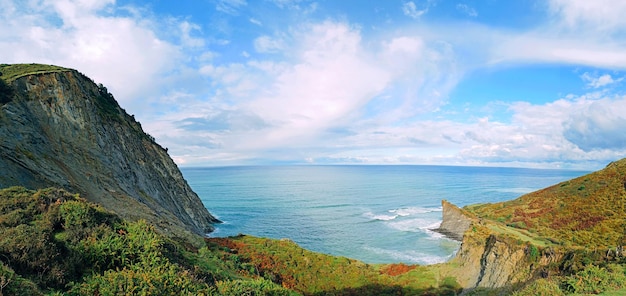 Photo preciosas vistas al mar en la costa vasca