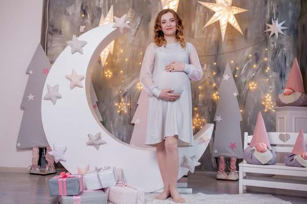 Pregnant woman holding baby chaussons ventre avec chaussons close up