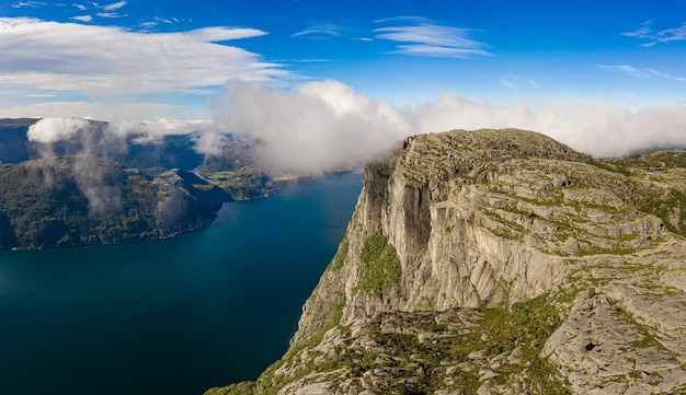 Photo preikestolen ou prekestolen, également connu par les traductions anglaises de preacher's pulpit ou pulpit rock, est une attraction touristique célèbre à forsand, ryfylke, norvège