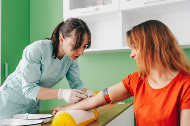 Prélèvement sanguin d'un patient Passant des tests