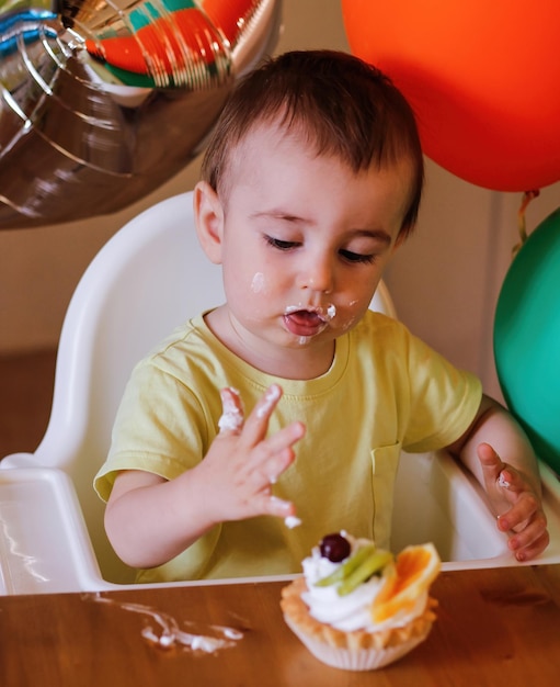 Premier anniversaire Enfant mignon célébrant son premier anniversaire avec un gâteau à la maison
