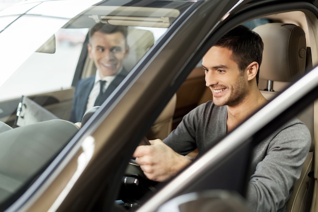 Premier essai routier. Beau jeune homme prêt à faire le premier essai routier