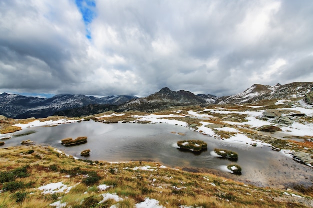 Premier froid d'automne dans le lac alpin