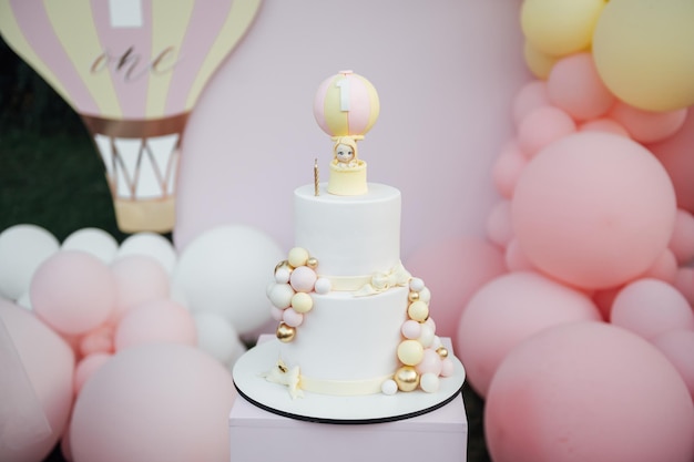 Photo premier gâteau d'anniversaire rose avec des décorations pour le smash de gâteau