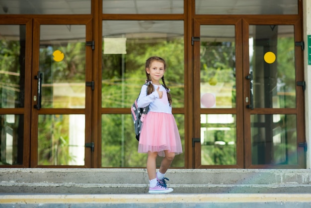 Premier jour à l'école Une petite écolière en première année Élève de l'école primaire Retour à l'école